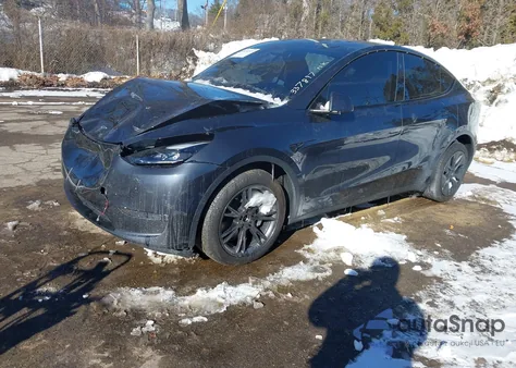 2025 Tesla Model Y Long Range Dual Motor All-Wheel Drive z USA, uszkodzony, nr VIN 7SAYGDEE4SA337897